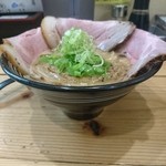 極麺 青二犀 - 器は小振りですが十分な量が入ってます
