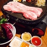 COSARI NEW KOREAN TABLE TOKYO - サムギョプサルは、2人前から