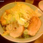 かじろうramen7 - ラーメン小豚+ねぎ 「麺かためニンニクアブラ」(910円) 2016/05