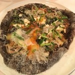 カトリカ - ピッツア イカスミの生地 シラスとアンチョビとネギ