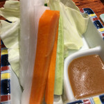 炭家 - お通しの野菜スティックです。野菜が甘くて美味しいです。