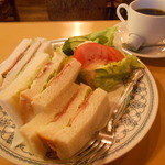 珈琲店ぴーぷる - ベーコンサンド　コーヒーまたは紅茶セット740円
            