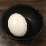 らあめん 広 - 汁なしタンタン麺に付いてくる温泉卵