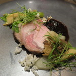 sincere - 沖縄の今帰仁アグー豚のロースト、たらの芽とうるい、フェンネル添え モリーユ茸のソースと米チップスのアクセント