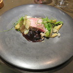 sincere - 沖縄の今帰仁アグー豚のロースト、たらの芽とうるい、フェンネル添え モリーユ茸のソースと米チップスのアクセント1