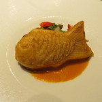 sincere - 伊豆の金目鯛の鯛焼き(パイ包み)、帆立と蕗の薹添え パプリカとミニトマトのソースとグリンピースのソースで3