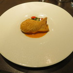 sincere - 伊豆の金目鯛の鯛焼き(パイ包み)、帆立と蕗の薹添え パプリカとミニトマトのソースとグリンピースのソースで2