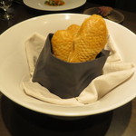 sincere - 伊豆の金目鯛の鯛焼き(パイ包み)、帆立と蕗の薹添え パプリカとミニトマトのソースとグリンピースのソースで1