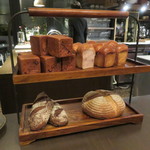 sincere - (パーラー江古田での研鑽で更に進化した)自家製パン：”しんしあ”ロゴのブリオッシュ、紫芋のミニ食パン、赤ワインのピーカンナッツ、カンパーニュ1