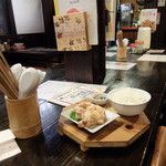 川尻ラーメン けんだま - 店内のテーブル式カウンター席
