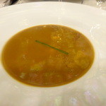 Le Grand Café Capucines - スープを注いだ状態、上に細ネギが一本浮いています。