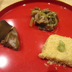 小料理 すず乃 - 鶏レバーのウスターソース煮、うどの金平、胡麻豆腐