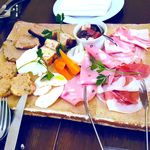 生ハムや前菜の盛り合わせ