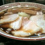 蔵元醤油ラーメン　大字 - 醤油蔵元のラーメン。色の濃さは富山ブラックや新福菜館を連想させる。