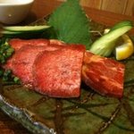 炭火焼 海渡 - ちょっと食べちゃってる　塩タンの刺身