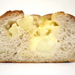 モンパン - ゴロゴロじゃがいもとチーズのパン（断面）