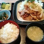 味処 大作 - 生姜焼定食 880円