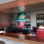 Elephant Rock Cafe - 店ロゴのネオンがオシャレなバーカン！