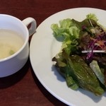 Itarian Koujimachi Maru - ランチにつくスープとサラダ