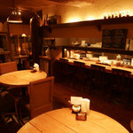 なかなか - 木の温もりを感じる店内