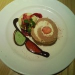 桜と和三盆糖のロールケーキ（682円）