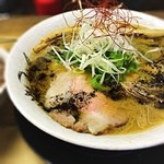 麺屋 裕 - がんばれくまもんラーメン☆

夜限定！売り上げの一部は熊本に寄付されるらしい~
コクの有る濃厚鶏豚骨Wスープにマー油の香ばしい香りが食欲を引き立たせられる！限定にしとくのが勿体無いくらい旨しな一杯！٩(๑>؂<๑)۶