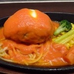 ブッチャー - チーズハンバーグのソースは「トマト味」。チーズのせた「ハンバーグ」もジューシーで美味しいとか。