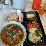 とん珍館 - ラーメン定食    しょうゆラーメン   唐揚げ   揚げ餃子  チャーハン  バナナ   ウーロン茶