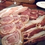 アミューズ　　自家製ハムとベーコンの盛り合わせ