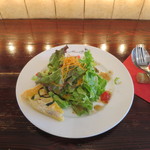 フルボ - ズッキーニのキッシュとサニーレタス、グリーンリーフ、ニンジン、ミニトマトのサラダ