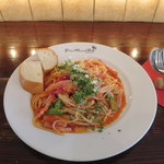 フルボ - アスパラとベーコンのトマトソーススパゲッティとパン