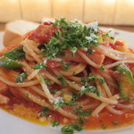 フルボ - アスパラとベーコンのトマトソーススパゲッティアップ