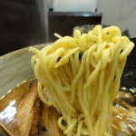 麺の家 こりく - 少し平打ちの中太麺.