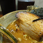 麺の家 こりく - チャーシューの表面はバーナーで炙っているので、外はカリッ中はジューシー