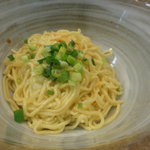 麺の家 こりく - 替え玉の器は暖められていて、こちらに残っているスープを入れます。