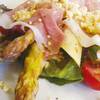 イタリア料理 ノンナジーニャ - 料理写真:東御市産ホワイトアスパラガスと地卵のサラダ　生ハム添え