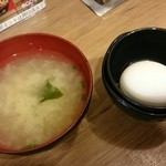 伝説のすた丼屋 - お味噌汁と生卵。