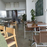 Wakanouracafe Malerei - 店の奥から入口付近を撮影。