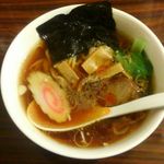 横濱 一品香 - ラーメン・胡椒とラー油を投入