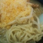 くるまやラーメン - 塩チャーシューメン＋チーズ乗せの拡大画像です、くるまやのラーメンは、どのスープにチーズを乗せても非常に美味です、うーまーいーぞー!