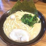 ichikakuya - 家系醤油ラーメン
                      極太麺がスゴイ…( ；´Д｀)
                      そして、家庭訪問あるの忘れてにんにくたっぷり…( ；´Д｀)
                      
                      先生。
                      にんにく臭くてごめんなさいっ( ；´Д｀)