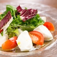 水牛のモッツァレラチーズとフルーツトマトのカプレーゼ