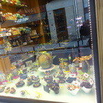 Galler - こちらの店舗では有りませんが、パックの飾り付け。ウサギや鶏や卵がいっぱい。