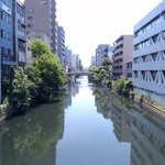 ブランカ - 遠くに見える橋の左奥がお店　川沿いです