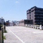 ブランカ - お店のすぐ横の橋