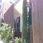 ブランカ - 木とグリーンを貴重にした外観