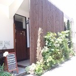 ブランカ - 木とグリーンを貴重にした外観