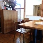 ブランカ - 入口付近のテーブル席