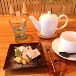ブランカ - 温かい紅茶（150円）カップ2杯分をポットで提供