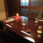 美榮 - 個室の漆塗りテーブル